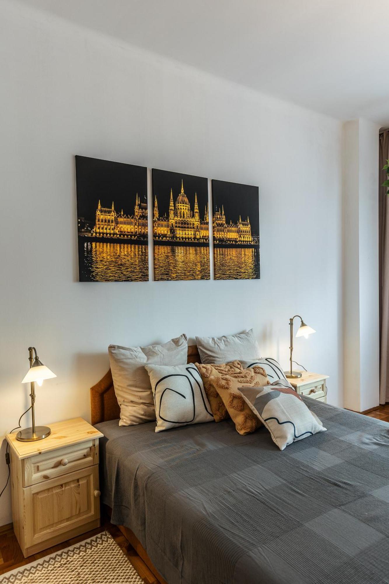 Bright & Spacious Riverside Apartment With Balcony Boedapest Buitenkant foto