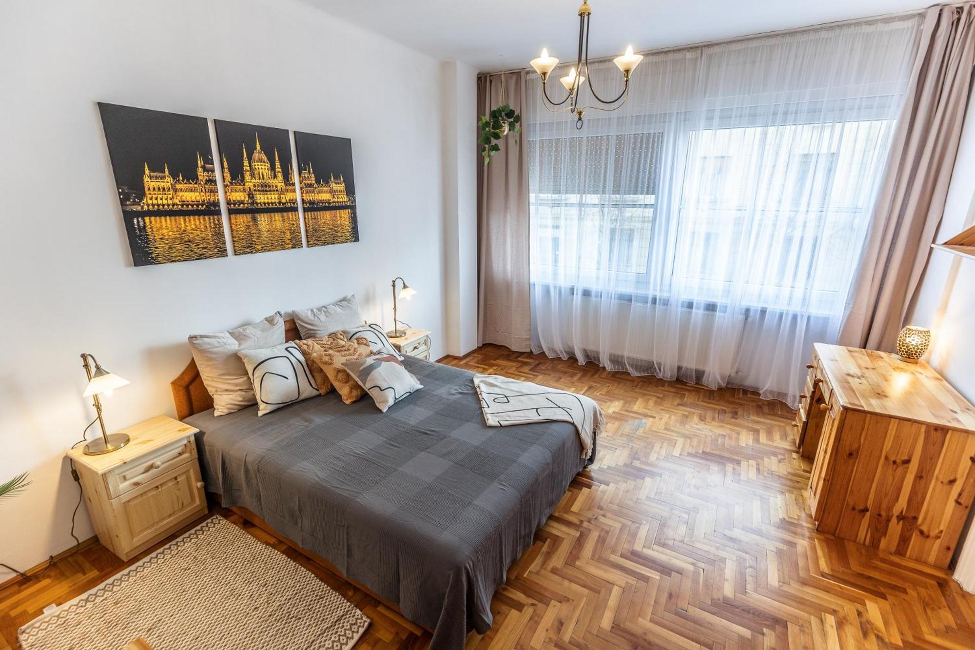Bright & Spacious Riverside Apartment With Balcony Boedapest Buitenkant foto