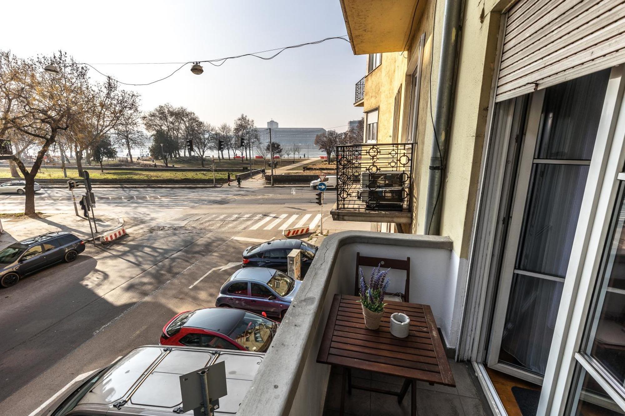 Bright & Spacious Riverside Apartment With Balcony Boedapest Buitenkant foto