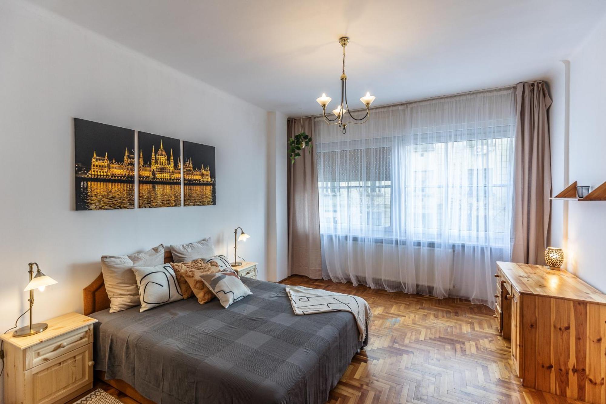 Bright & Spacious Riverside Apartment With Balcony Boedapest Buitenkant foto