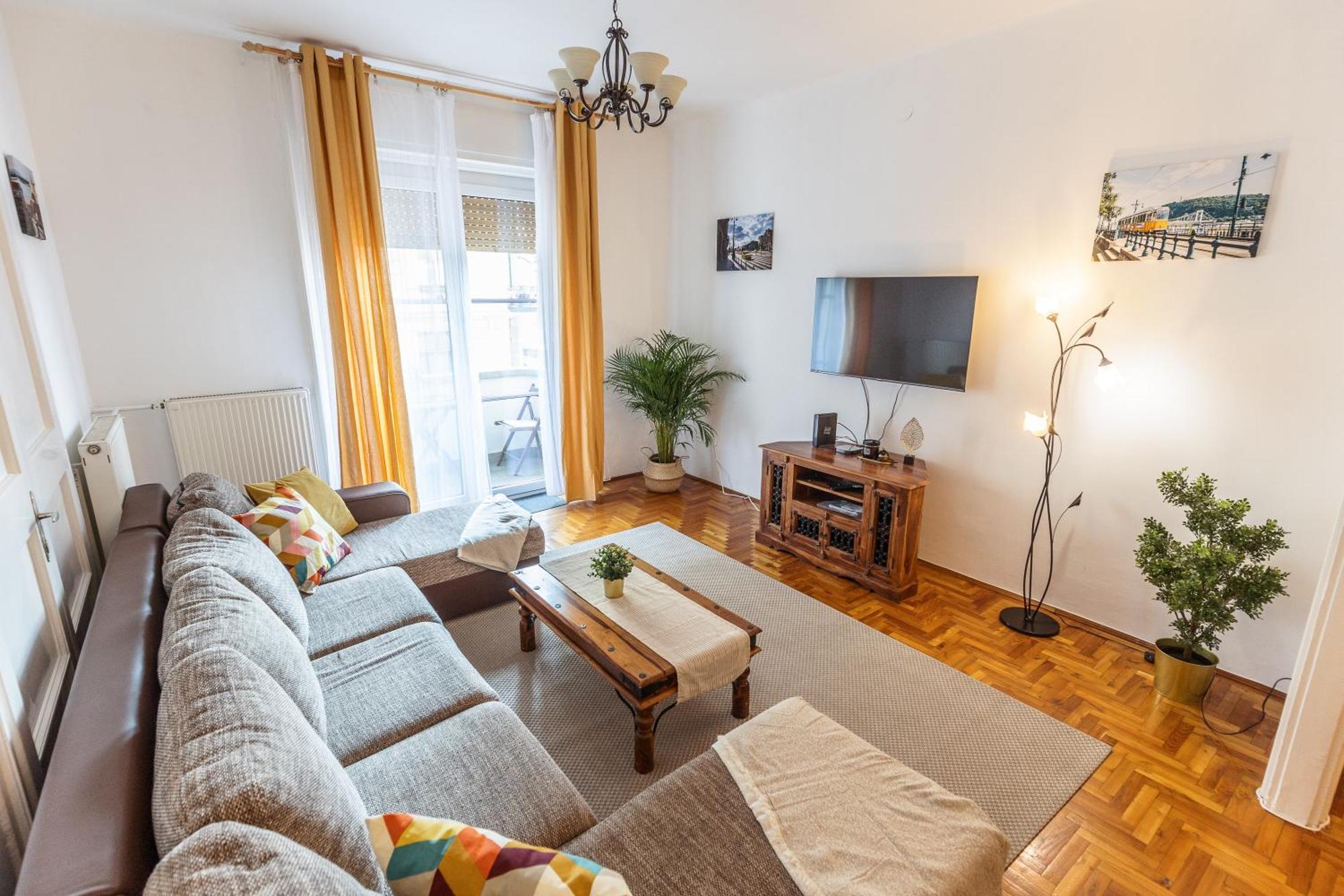 Bright & Spacious Riverside Apartment With Balcony Boedapest Buitenkant foto