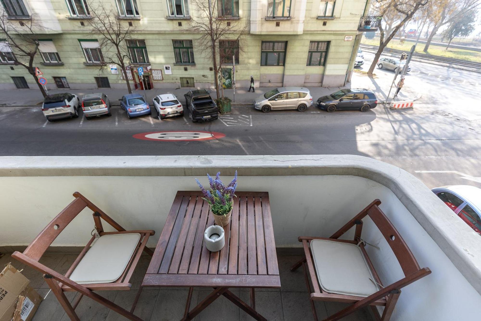 Bright & Spacious Riverside Apartment With Balcony Boedapest Buitenkant foto