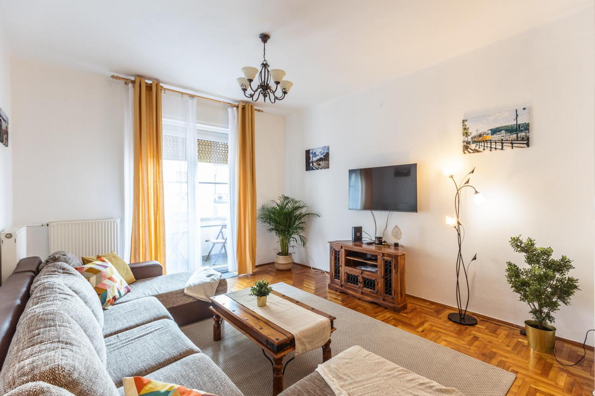 Bright & Spacious Riverside Apartment With Balcony Boedapest Buitenkant foto