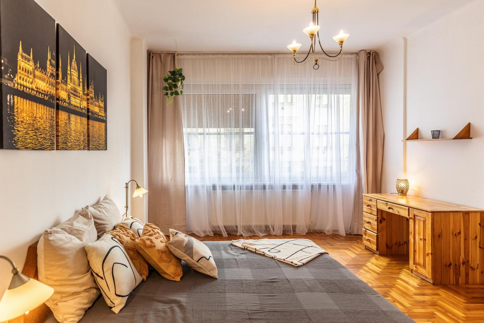 Bright & Spacious Riverside Apartment With Balcony Boedapest Buitenkant foto