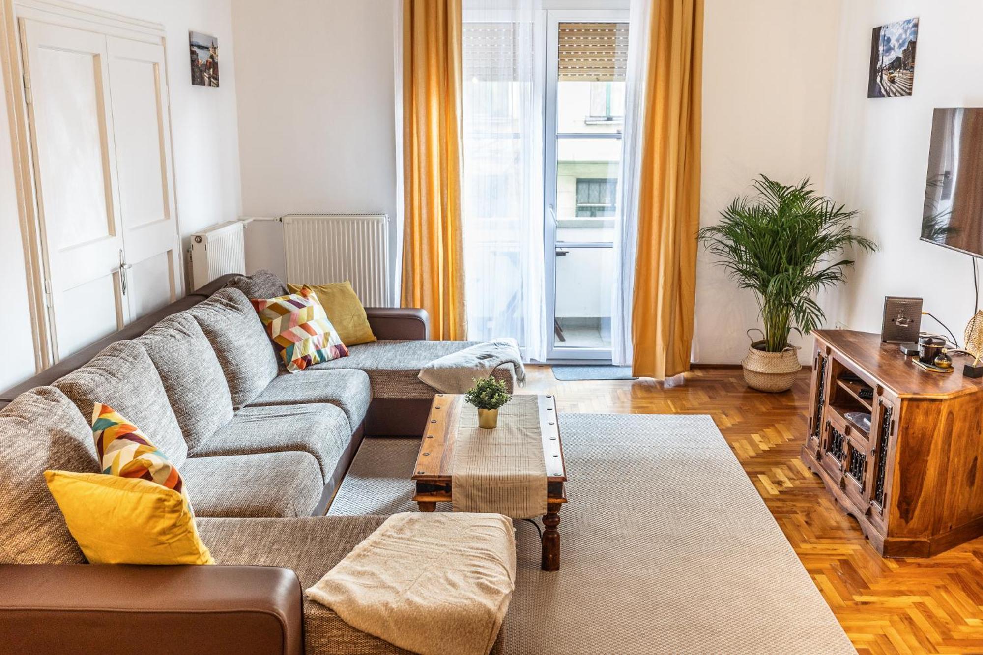 Bright & Spacious Riverside Apartment With Balcony Boedapest Buitenkant foto