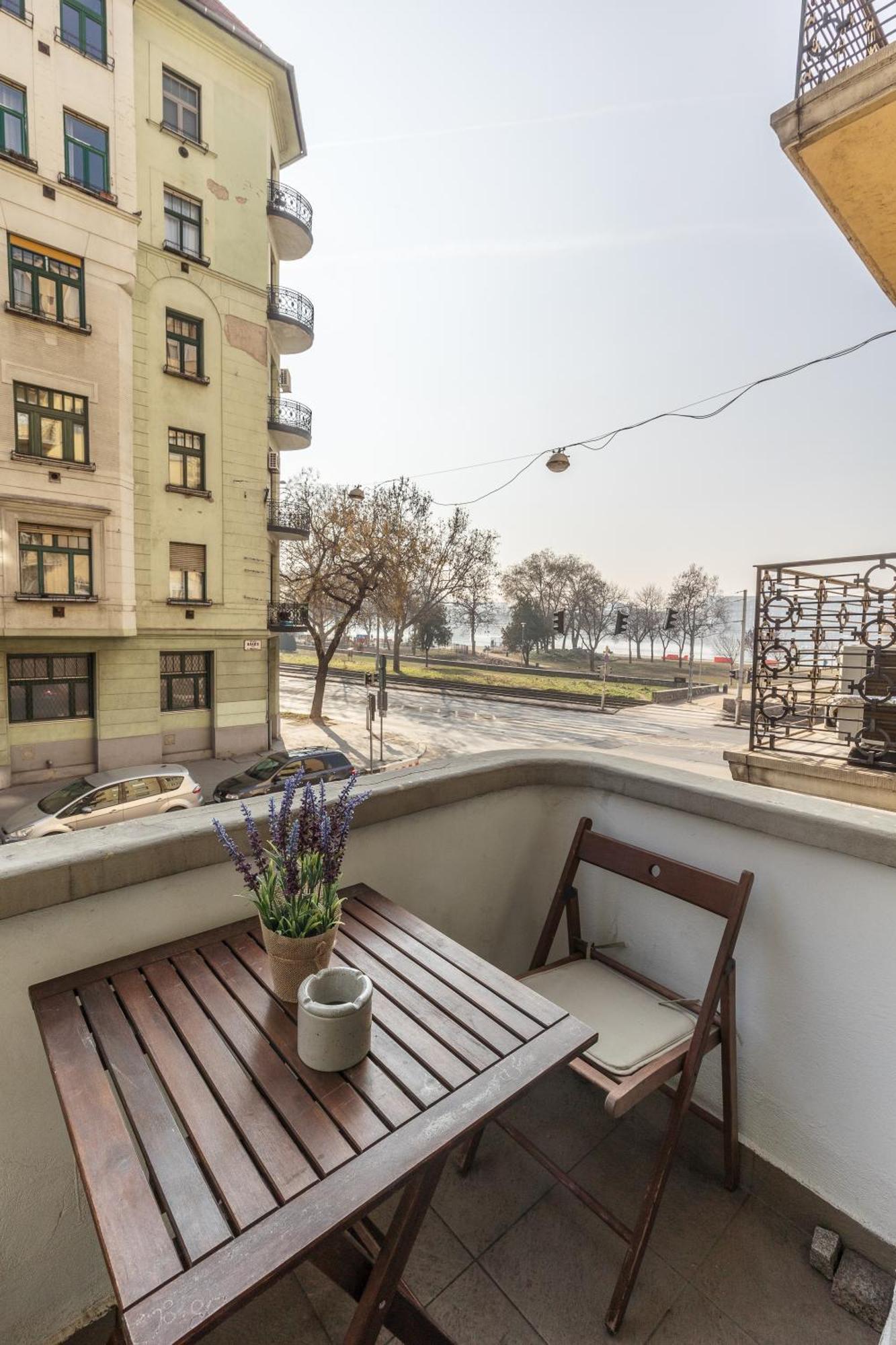 Bright & Spacious Riverside Apartment With Balcony Boedapest Buitenkant foto