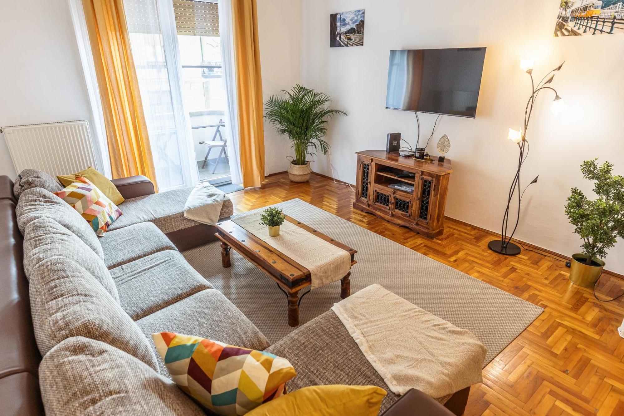 Bright & Spacious Riverside Apartment With Balcony Boedapest Buitenkant foto